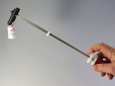 Straight, short tongs for working with radioactive vials