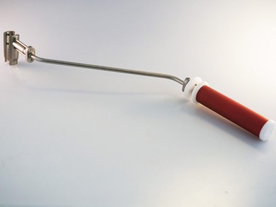 Straight, short tongs for working with radioactive vials